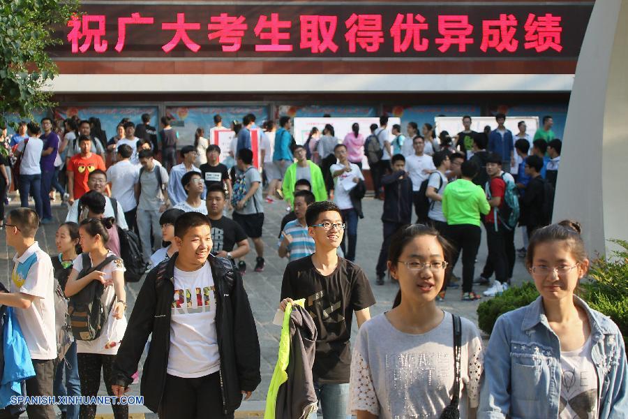 El legendario f&iacute;sico brit&aacute;nico Stephen Hawking envi&oacute; hoy un mensaje de buena suerte a los 9,4 millones de estudiantes de China que se preparan para presentar el examen nacional de admisi&oacute;n a la universidad, conocido en chino como gaokao.