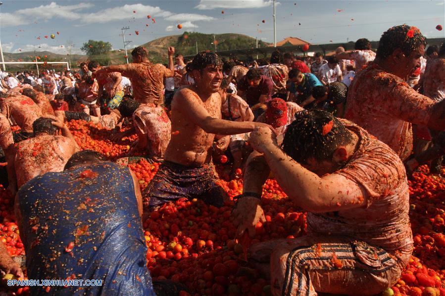La Gran 'Tomatina', es una fiesta realizada anualmente en honor del cultivador del tomate en la población de Sutamarchán, en el departamento de Boyacá al centro del país andino.