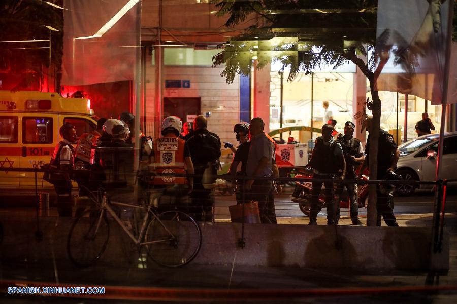 Tres israelíes murieron hoy por la noche en lo que al parecer fue un ataque con arma de fuego en un restaurante y centro minorista de Tel Aviv, informaron la policía y los servicios de emergencia israelíes.