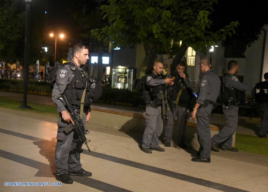 Tres israelíes murieron hoy por la noche en lo que al parecer fue un ataque con arma de fuego en un restaurante y centro minorista de Tel Aviv, informaron la policía y los servicios de emergencia israelíes.