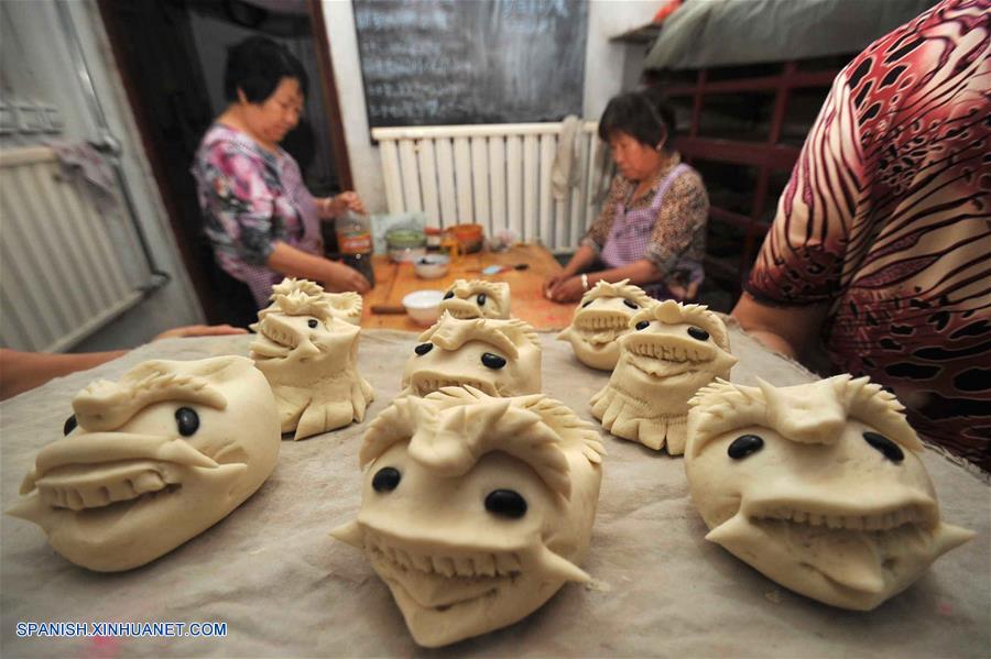 Las personas en la provincia de Shanxi elaboran o compran bollos cocidos al vapor con forma de tigre para adorar a sus ancestros y orar por la buena suerte durante el próximo Festival Duanwu, o Festival del Bote de Dragón, que se celebra el jueves.