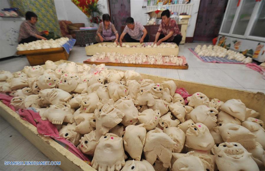 Las personas en la provincia de Shanxi elaboran o compran bollos cocidos al vapor con forma de tigre para adorar a sus ancestros y orar por la buena suerte durante el próximo Festival Duanwu, o Festival del Bote de Dragón, que se celebra el jueves.