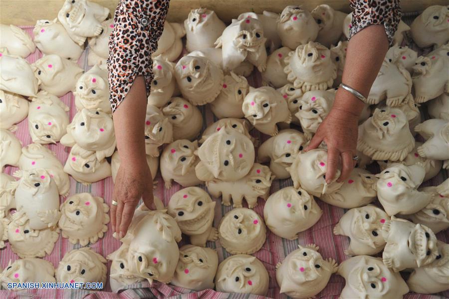 Las personas en la provincia de Shanxi elaboran o compran bollos cocidos al vapor con forma de tigre para adorar a sus ancestros y orar por la buena suerte durante el próximo Festival Duanwu, o Festival del Bote de Dragón, que se celebra el jueves.