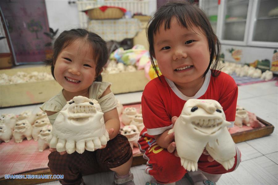 Las personas en la provincia de Shanxi elaboran o compran bollos cocidos al vapor con forma de tigre para adorar a sus ancestros y orar por la buena suerte durante el próximo Festival Duanwu, o Festival del Bote de Dragón, que se celebra el jueves.