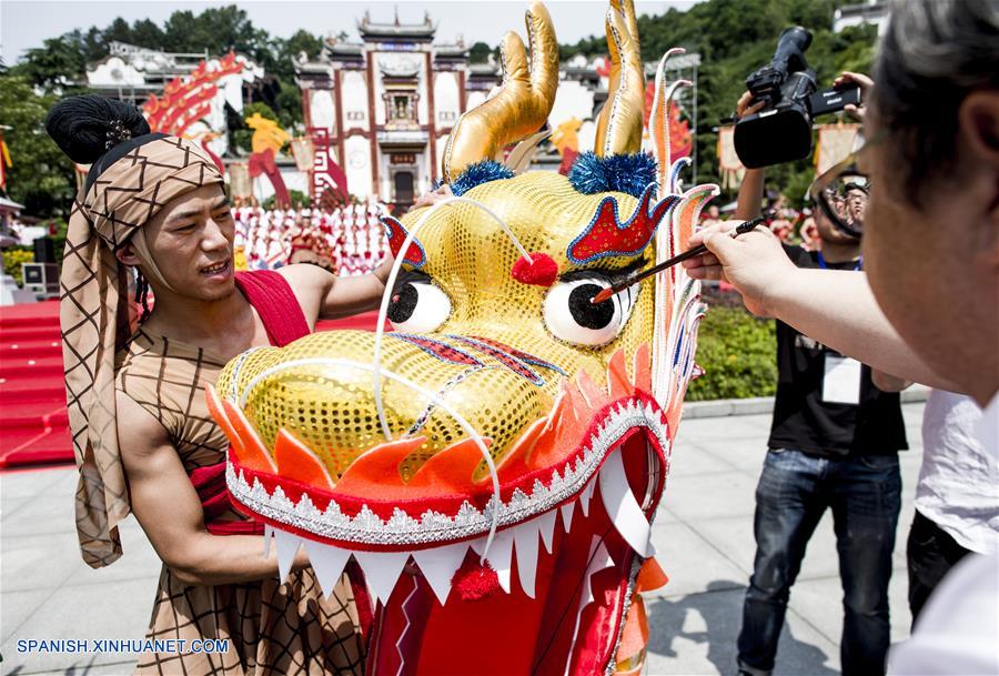 El Festival del Bote de Dragón o 'Duanwu' en chino, se celebra el quinto día del quinto mes del calendario lunar, celebrándose este año el 9 de junio.