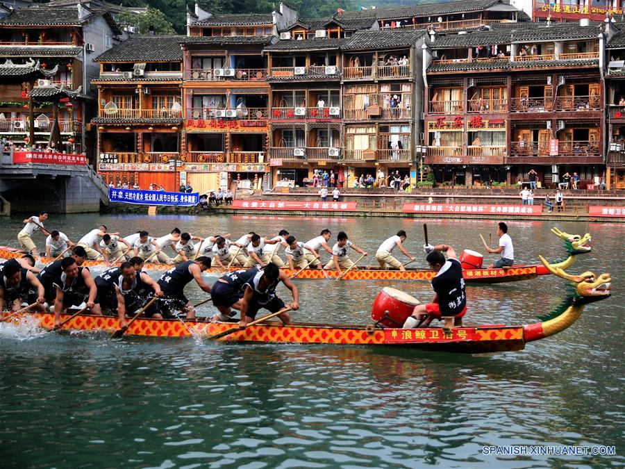 (5)CHINA-FENGHUANG-SOCIEDAD-FESTIVAL