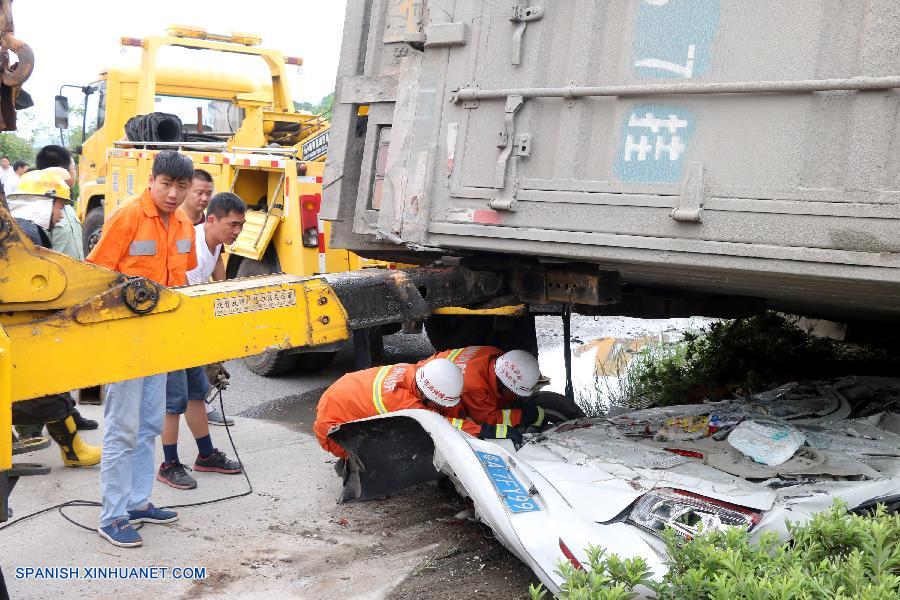 Seis personas murieron hoy domingo en un accidente de tráfico en el que un camión de gran tamaño volcó y aplastó una camioneta en una autopista de la provincia oriental china de Jiangxi, según la policía.