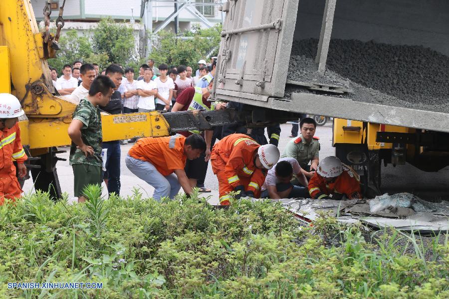 Seis personas murieron hoy domingo en un accidente de tráfico en el que un camión de gran tamaño volcó y aplastó una camioneta en una autopista de la provincia oriental china de Jiangxi, según la policía.