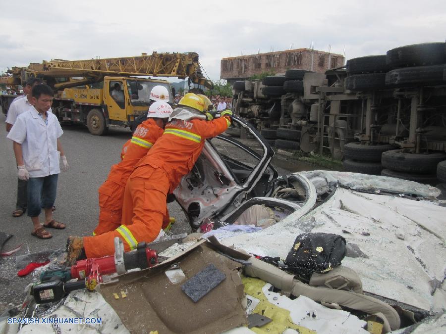 Seis personas murieron hoy domingo en un accidente de tráfico en el que un camión de gran tamaño volcó y aplastó una camioneta en una autopista de la provincia oriental china de Jiangxi, según la policía.