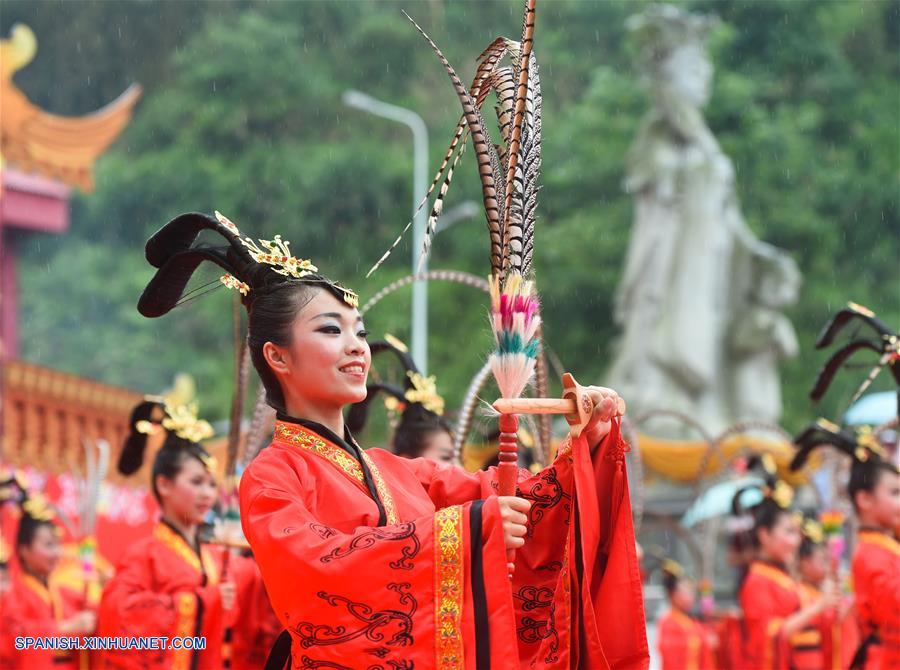 Una ceremonia de sacrificio para Chen Jinggu, o la Dama de Linshui, conocidad como la protectora de las madres y los niños en la historia tradicional de Fujian, se lleva a cabo en el condado de Futian.