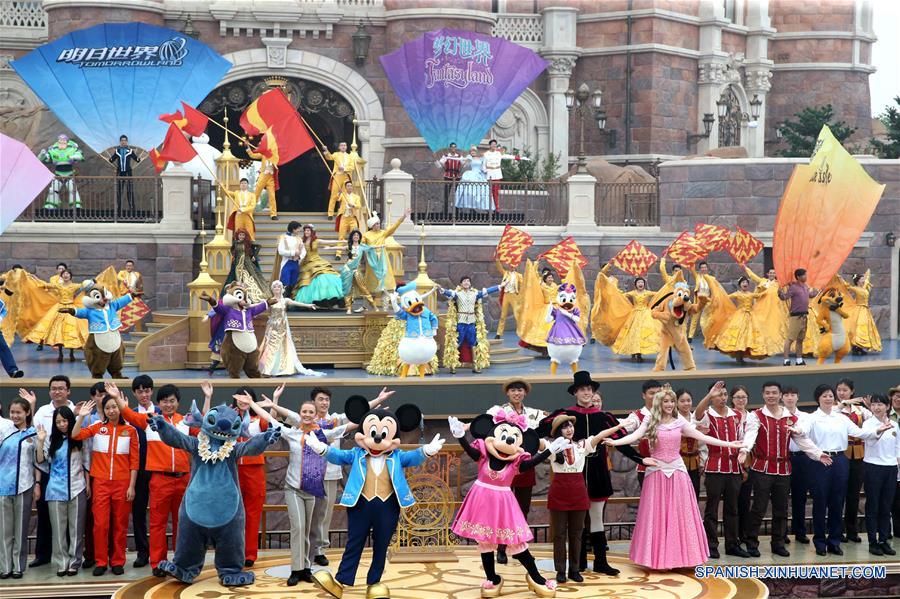 (4)CHINA-SHANGHAI-INDUSTRIA-DISNEYLANDIA 