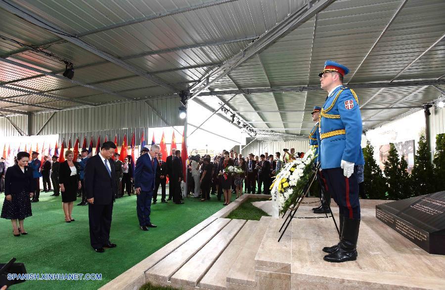 El presidente de China, Xi Jinping, rindió homenaje hoy a los mártires chinos muertos en el bombardeo lanzado por la Organización del Tratado del Atlántico Norte (OTAN) contra la embajada china en la República Federal de Yugoslavia en mayo de 1999, luego de su llegada a Belgrado para una visita de Estado a Serbia.