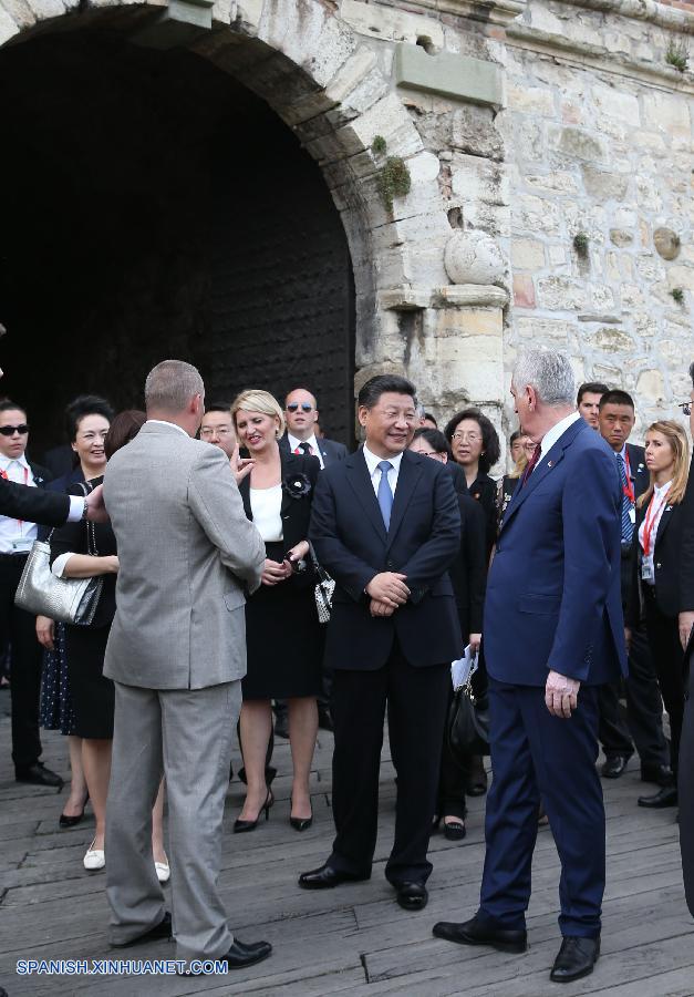 El presidente de China, Xi Jinping, rindió homenaje hoy a los mártires chinos muertos en el bombardeo lanzado por la Organización del Tratado del Atlántico Norte (OTAN) contra la embajada china en la República Federal de Yugoslavia en mayo de 1999, luego de su llegada a Belgrado para una visita de Estado a Serbia.