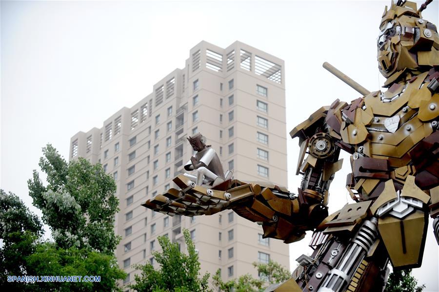 La escultura de 11 metros de altura, hecho de partes de automóvil de desecho, está diseñado para asemejarse al personaje del cuento de hadas chino Rey Mono.