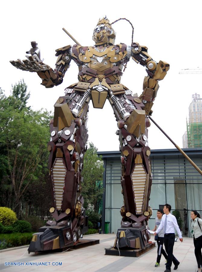 La escultura de 11 metros de altura, hecho de partes de automóvil de desecho, está diseñado para asemejarse al personaje del cuento de hadas chino Rey Mono.