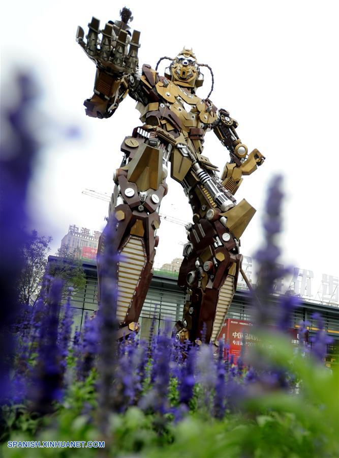 La escultura de 11 metros de altura, hecho de partes de automóvil de desecho, está diseñado para asemejarse al personaje del cuento de hadas chino Rey Mono.