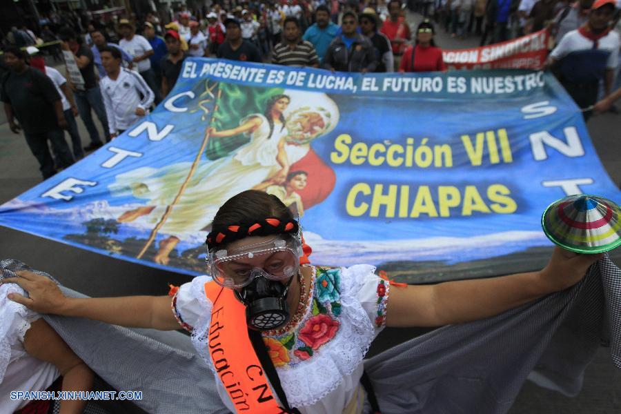 Más De 4.000 Maestros Y Estudiantes Protestan En La Ciudad De México ...