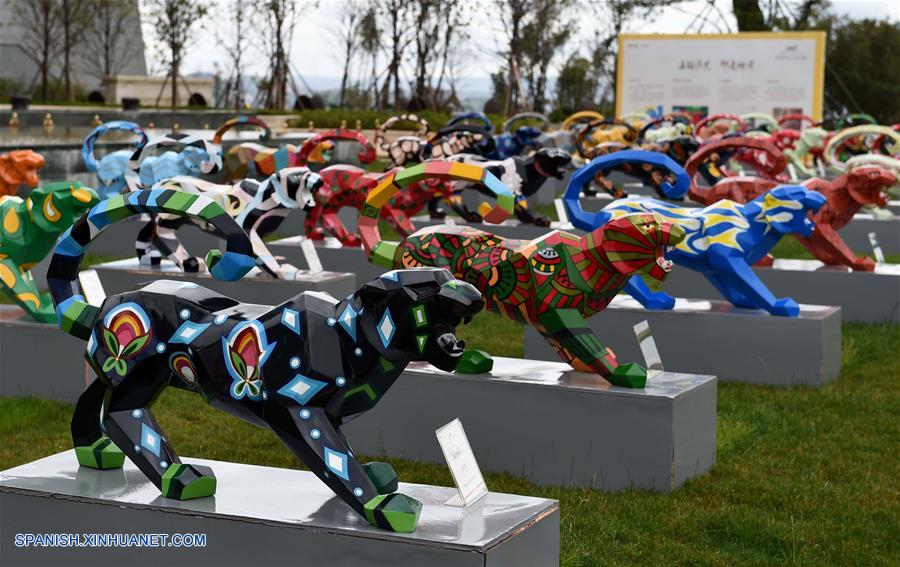 Un total de 120 esculturas de tigres pintadas, creadas por estudiantes y maestros de la Universidad Nacionalidades de Yunnan, se exhibieron en Kunming.