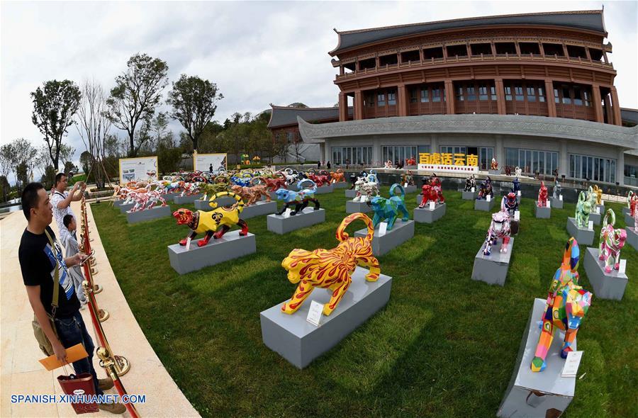 Un total de 120 esculturas de tigres pintadas, creadas por estudiantes y maestros de la Universidad Nacionalidades de Yunnan, se exhibieron en Kunming.
