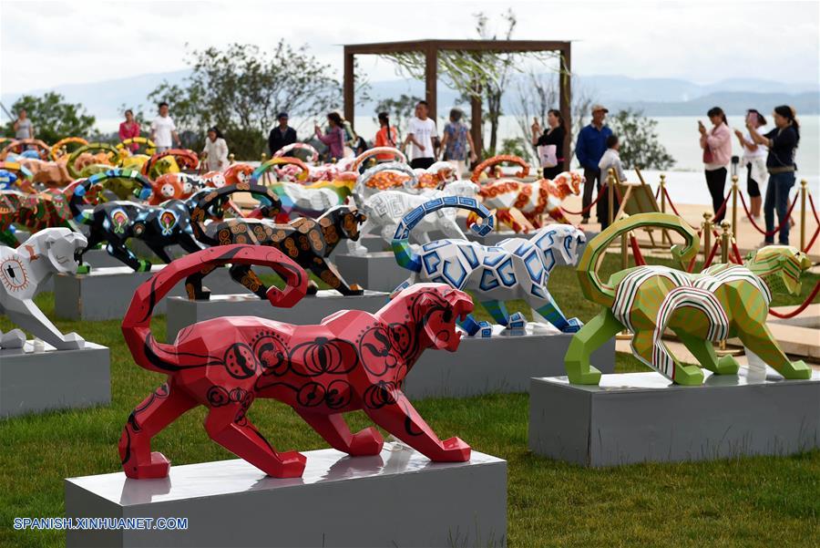 Un total de 120 esculturas de tigres pintadas, creadas por estudiantes y maestros de la Universidad Nacionalidades de Yunnan, se exhibieron en Kunming.