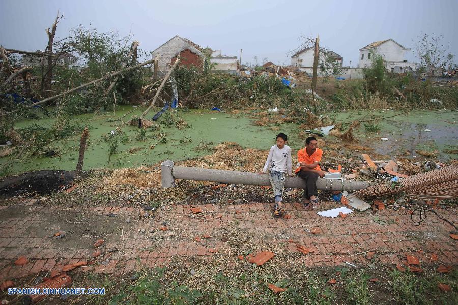 El consejero de Estado chino Yang Jing llegó hoy a la ciudad de Yancheng de la provincia de Jiangsu, este de China, y visitó a las víctimas del tornado del jueves que causó la muerte a por lo menos 98 personas y heridas a 846.