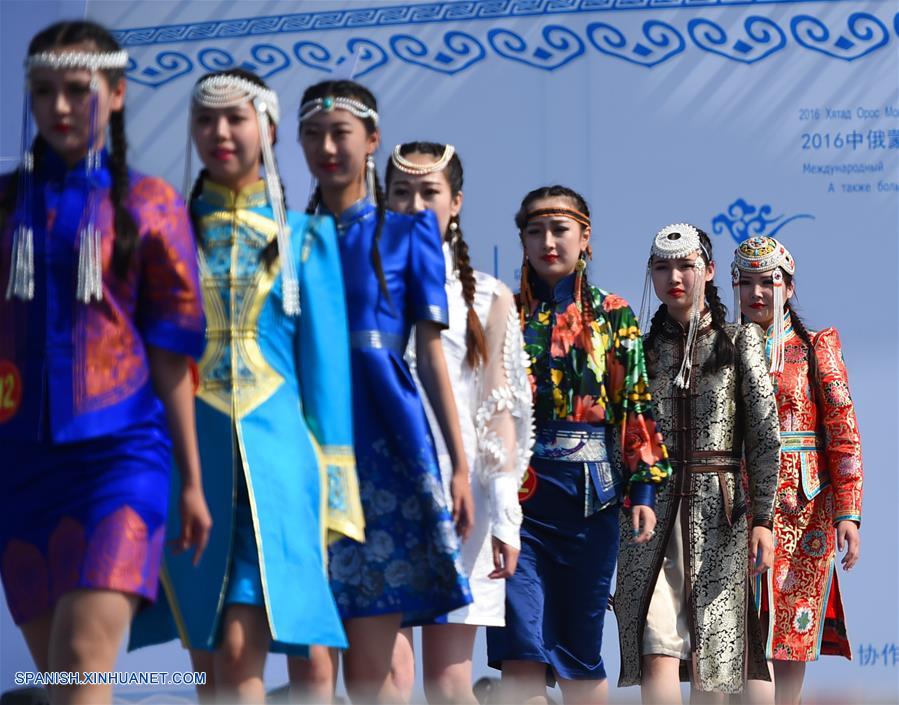 Modelos presentan trajes en el Festival del Traje chino-ruso-mongol, en Hulunbuir, en la Región Autónoma de Mongolia Interior.