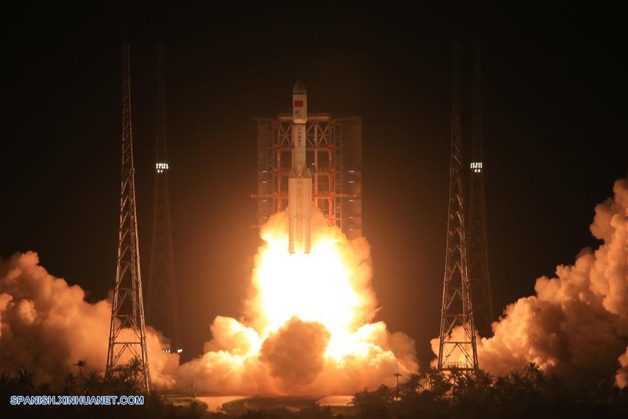 Un cohete portador Gran Marcha-7 despega del Centro de Lanzamiento de Sat&eacute;lites de Wenchang, Provincia de Hainan.