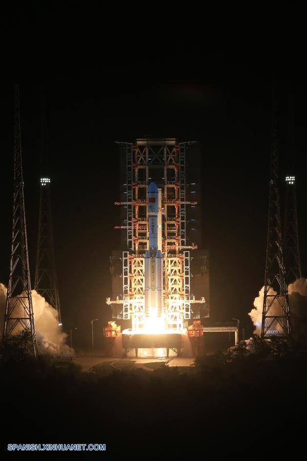 Un cohete portador Gran Marcha-7 despega del Centro de Lanzamiento de Sat&eacute;lites de Wenchang, Provincia de Hainan.