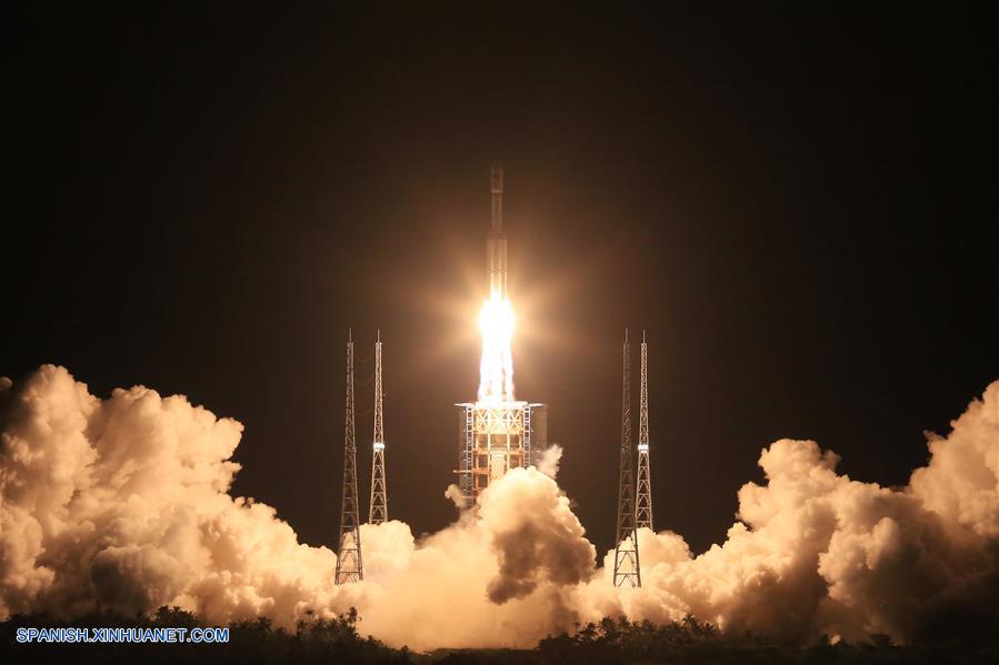 Un cohete portador Gran Marcha-7 despega del Centro de Lanzamiento de Sat&eacute;lites de Wenchang, Provincia de Hainan.