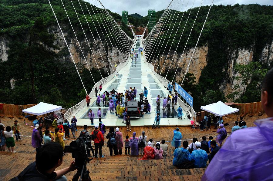 Un vehículo todo terreno de dos toneladas de peso protagonizó el domingo una prueba de seguridad del puente de vidrio más largo y alto del mundo, localizado en Zhangjiajie, lugar turístico en la provincia china de Hunan, días antes de su apertura programada para julio.