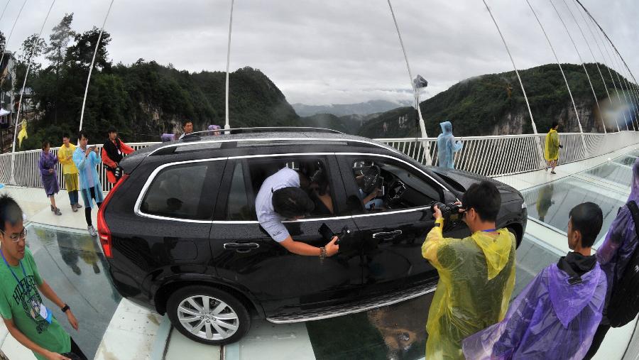 Un vehículo todo terreno de dos toneladas de peso protagonizó el domingo una prueba de seguridad del puente de vidrio más largo y alto del mundo, localizado en Zhangjiajie, lugar turístico en la provincia china de Hunan, días antes de su apertura programada para julio.