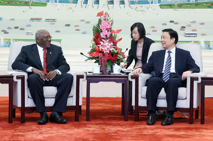El vicepresidente chino Li Yuanchao se reunió hoy lunes con Salvador Valdés Mesa, enviado especial del líder cubano, Raúl Castro, en Beijing.