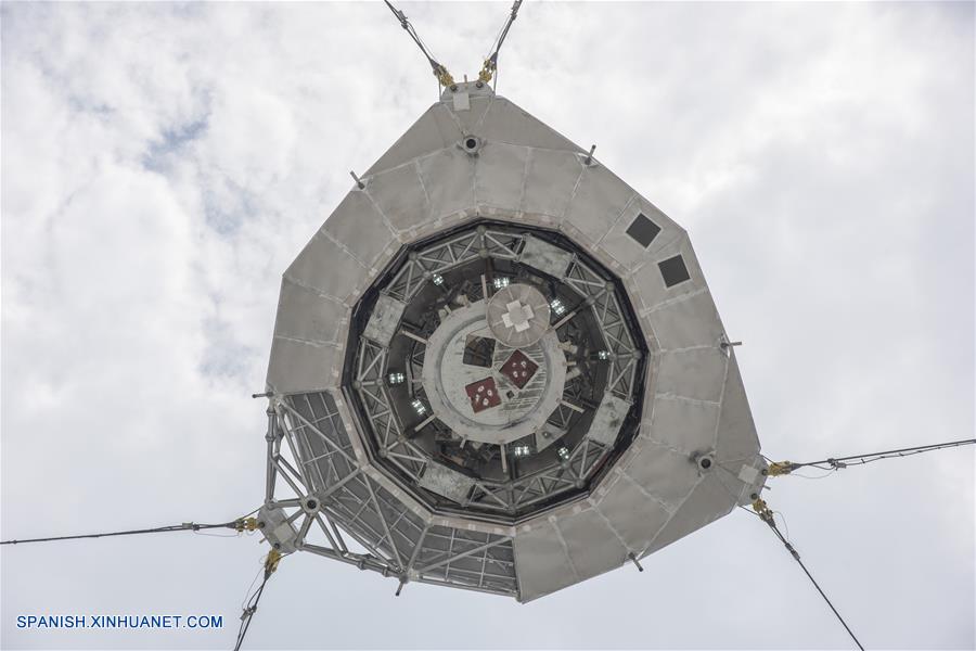 'FAST', el radiotelescopio más grande del mundo, tiene un reflector similar a un plato que tiene 500m de diámetro y está compuesto de 4,450 páneles.