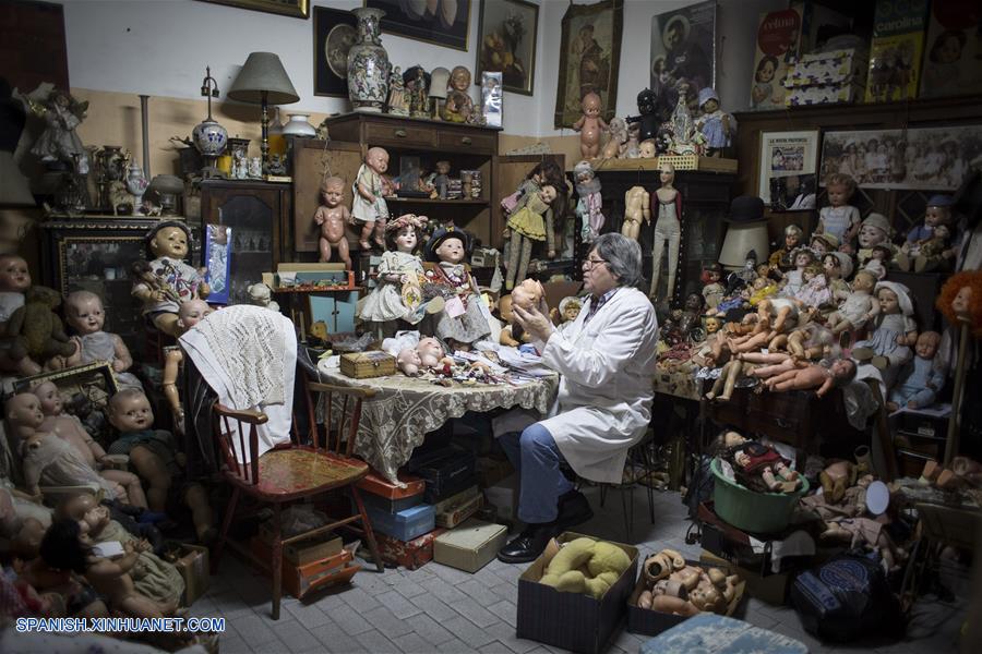El argentino Julio Roldán de 52 años de edad, mantiene vivo un oficio antiguo en la ciudad de Buenos Aires, el de curar muñecas.