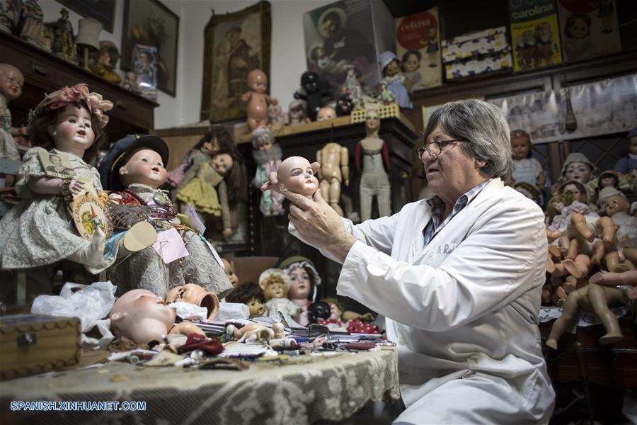 El argentino Julio Roldán de 52 años de edad, mantiene vivo un oficio antiguo en la ciudad de Buenos Aires, el de curar muñecas.