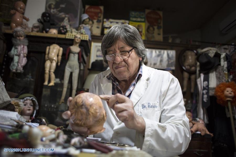 El argentino Julio Roldán de 52 años de edad, mantiene vivo un oficio antiguo en la ciudad de Buenos Aires, el de curar muñecas.