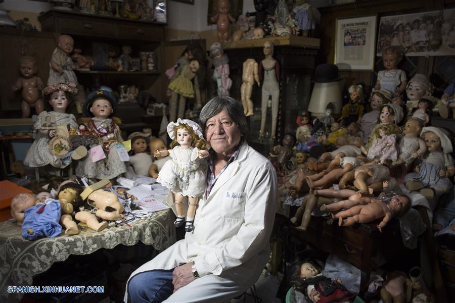 El argentino Julio Roldán de 52 años de edad, mantiene vivo un oficio antiguo en la ciudad de Buenos Aires, el de curar muñecas.