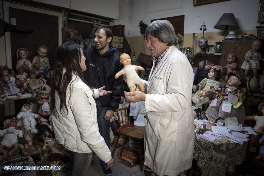 El argentino Julio Roldán de 52 años de edad, mantiene vivo un oficio antiguo en la ciudad de Buenos Aires, el de curar muñecas.
