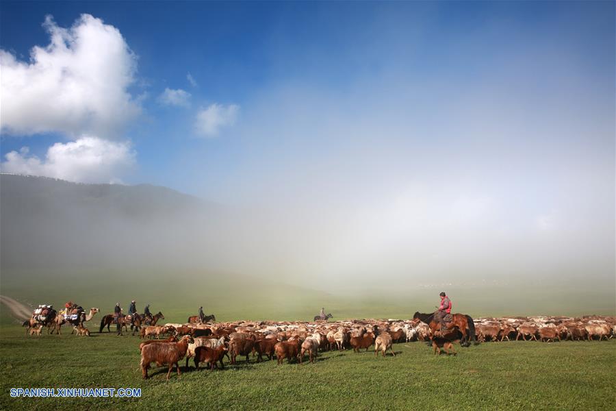 Los pastores del grupo &eacute;tnico kazajo, se encuentran ocupados transfiriendo su ganado hacia las pasturas de verano.
