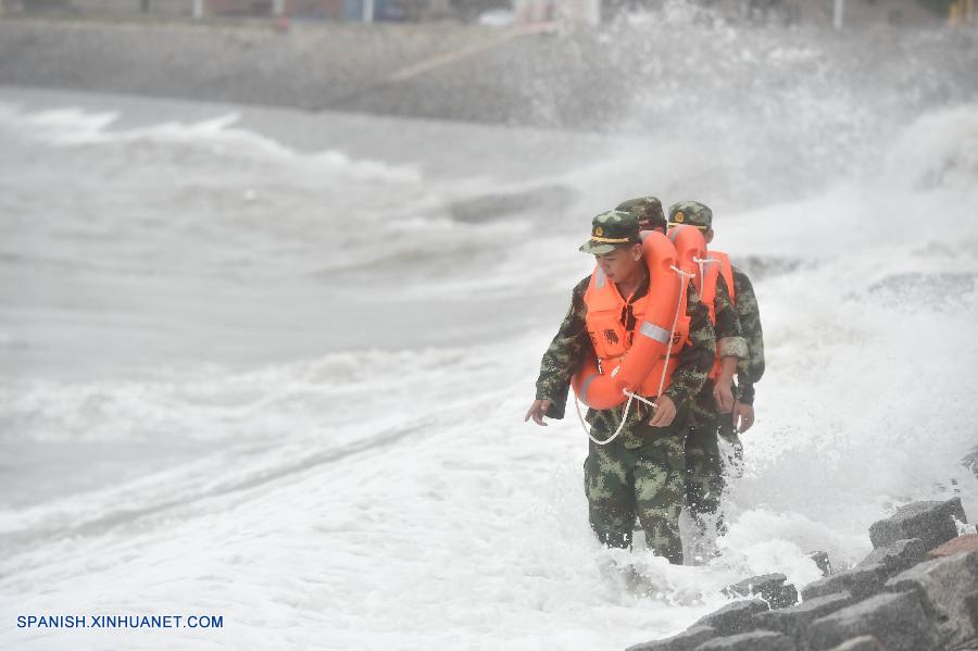 El tif&oacute;n Nepartak tom&oacute; tierra hoy s&aacute;bado por la tarde en la provincia meridional china de Fujian, trayendo consigo fuertes rachas de viento y aguaceros, informaron las autoridades meteorol&oacute;gicas locales.