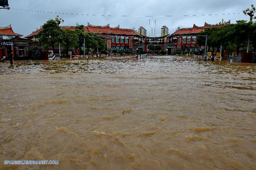 El tif&oacute;n Nepartak tom&oacute; tierra hoy s&aacute;bado por la tarde en la provincia meridional china de Fujian, trayendo consigo fuertes rachas de viento y aguaceros, informaron las autoridades meteorol&oacute;gicas locales.