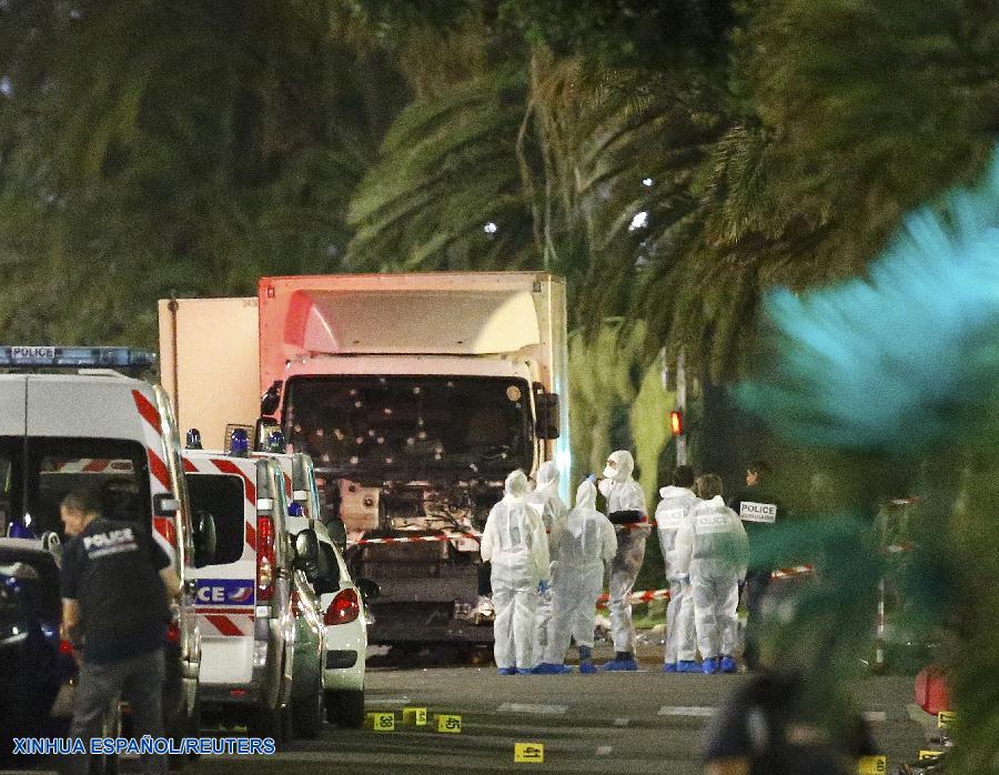 Al menos 73 personas murieron y muchas otras resultaron heridas cuando un camión embistió a una multitud en Niza, sur de Francia, indicó el fiscal de Niza citado por canales de televisión locales.