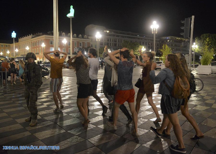 Al menos 73 personas murieron y muchas otras resultaron heridas cuando un camión embistió a una multitud en Niza, sur de Francia, indicó el fiscal de Niza citado por canales de televisión locales.