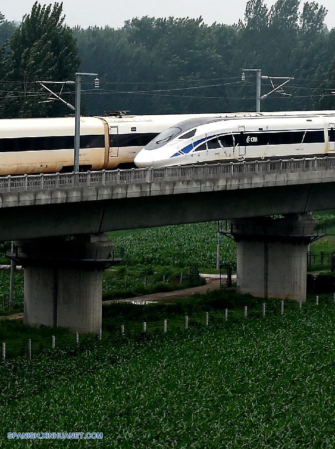 Dos trenes chinos que circulaban a una velocidad de 420 kilómetros por hora en direcciones opuestas se cruzaron hoy a las 11:20 horas en dos vías paralelas que unen la capital de la provincia central china de Henan, Zhengzhou, y la ciudad de Xuzhou, en la provincia oriental de Jiangsu, en una de las últimas hazañas logradas por China en materia de ferrocarriles de alta velocidad.