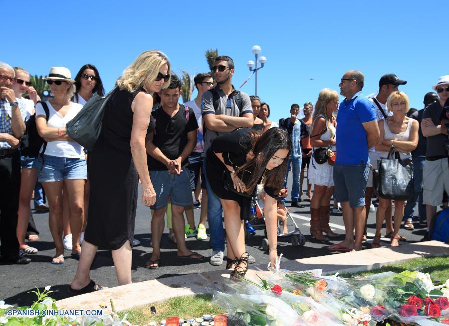 El fiscal de la república francesa, Francois Molins, anunció hoy en conferencia de prensa que 84 personas murieron, incluyendo a 10 niños y adolescentes, durante el ataque terrorista del jueves por la noche en Niza.
