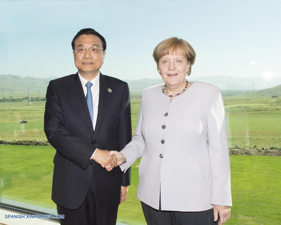 El primer ministro de China, Li Keqiang, pidió hoy a la Unión Europea (UE) que cumpla su obligación de abandonar el método del país sustituto que viene utilizando en sus medidas 'antidumping' contra las exportaciones chinas.