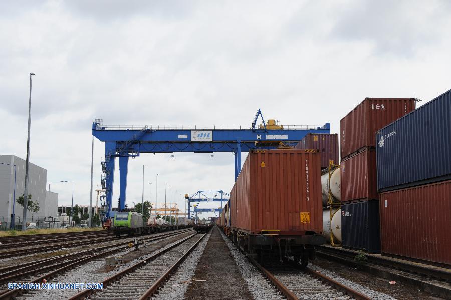 Desde que la línea ferroviaria 'Yuxin'Ou' (Chongqing-Xinjiang-Europa) entró en operación en 2011, los servicios de trenes de carga China-Europa, con un creciente número de líneas ferroviarias transcontinentales y un creciente volumen de carga, se han vuelto importantes para la antigua Ruta de la Seda.