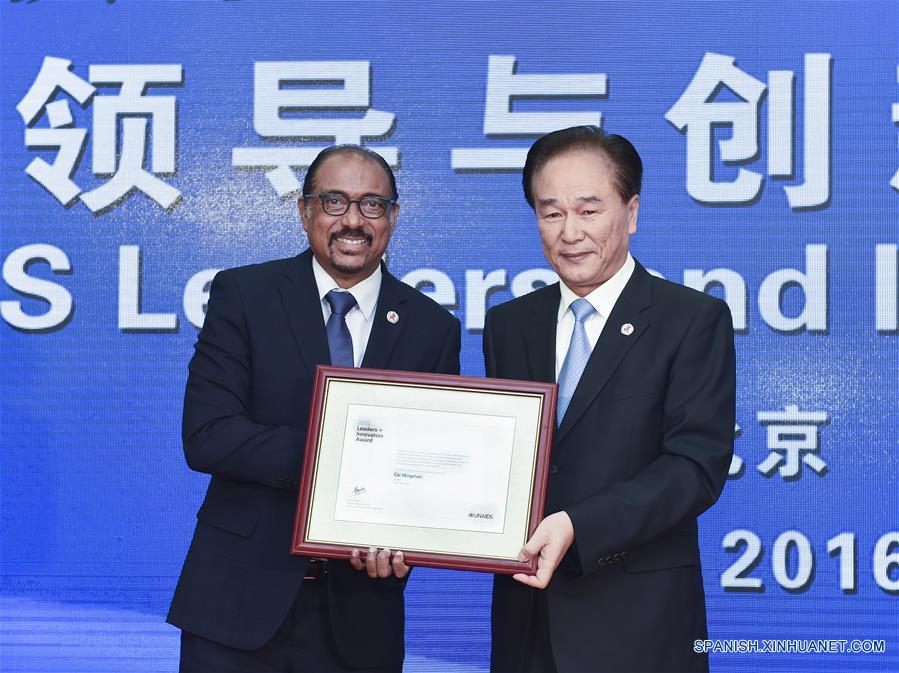 El presidente de la Agencia de Noticias Xinhua, Cai Mingzhao, recibió hoy jueves en la capital de China el Premio de Líderes e Innovadores de ONUSIDA.