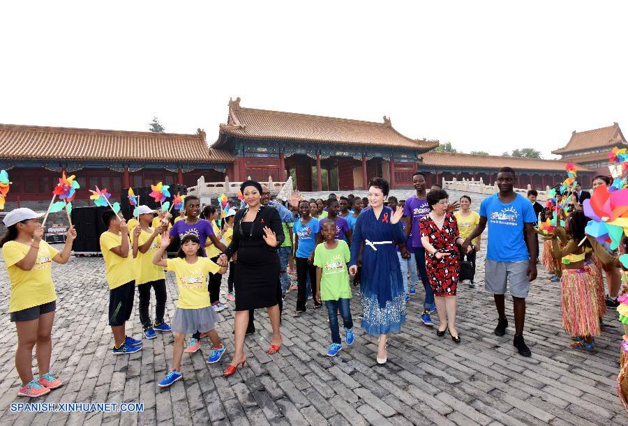 Peng Liyuan, la esposa del presidente chino Xi Jinping, dijo que la gente de todos los sectores de la sociedad debe esforzarse más para apoyar a los niños que quedaron huérfanos a causa del virus de inmunodeficiencia humana (VIH) y del sida.