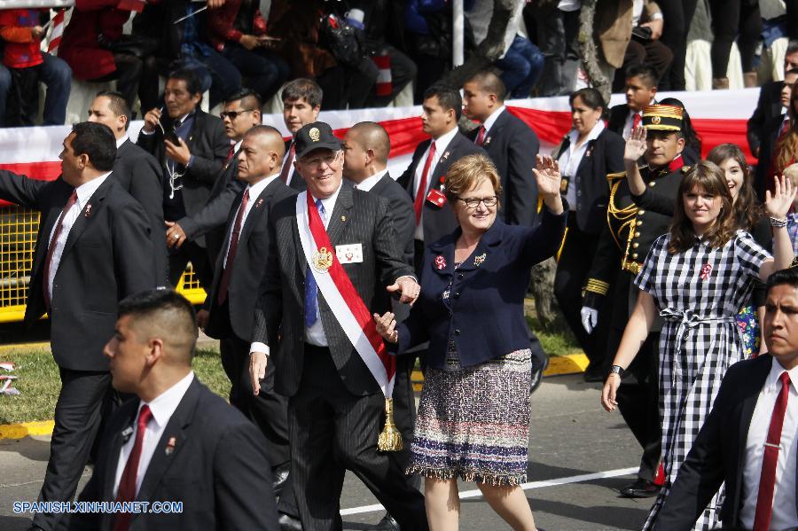 El presidente peruano, Pedro Pablo Kuczynski, encabezó hoy el desfile militar conmemorativo por el 195 aniversario de la Independencia peruana de España, celebración que todos los años se lleva a cabo.